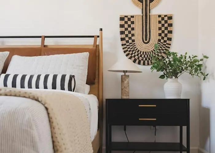 Luxury 1 Bedroom Casita With Private Yard, Garage And Wd